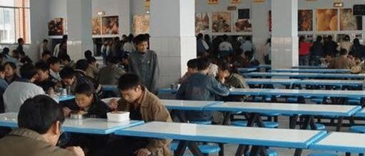 承包工廠食堂 1000人規模，每人20元，利潤幾何？